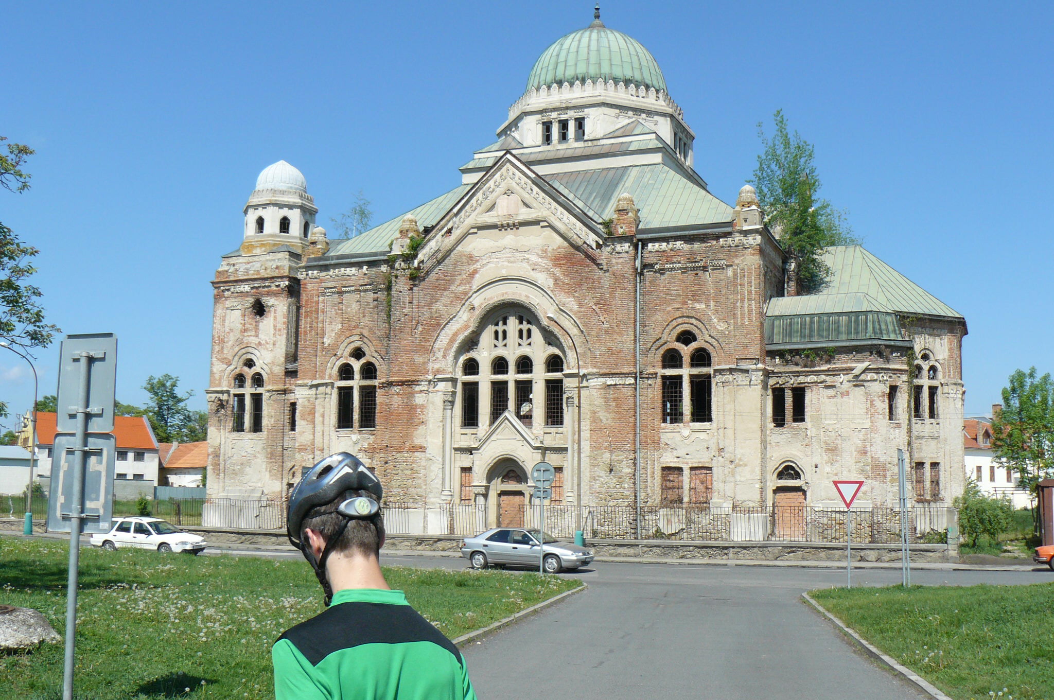 Pred lučenskou synagogou
